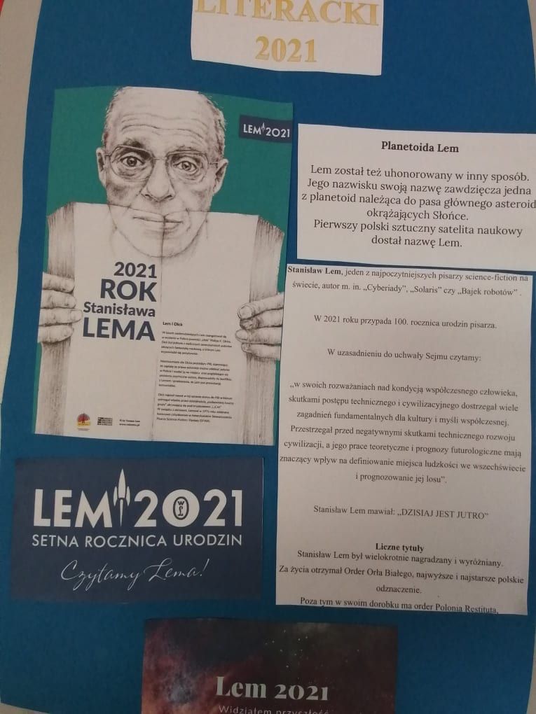 Plakat w kolorze niebieskim wykonany przez uczniów, prezentujący postać Stanisława Lema z okazji 100 rocznicy urodzin.