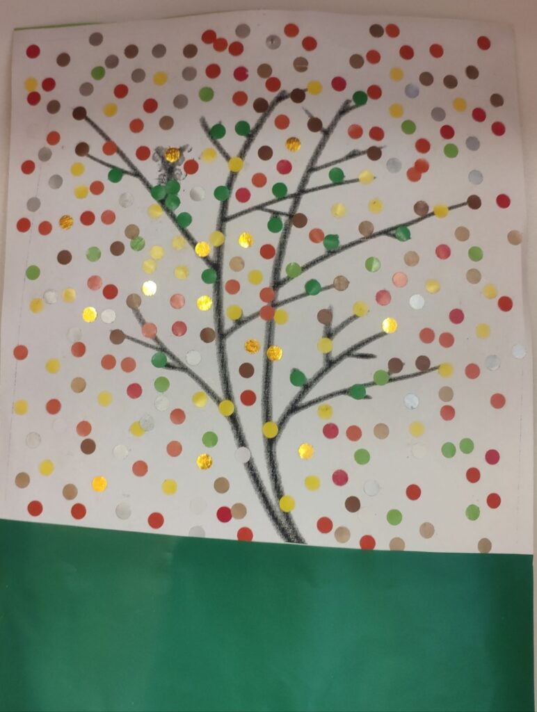 praca plastyczna przedstawia jesienne drzewo wykonane z kolorowych kółeczek