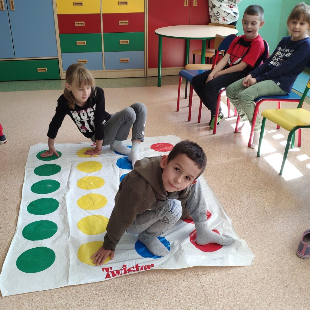 Uczniowie grają w grę Twister